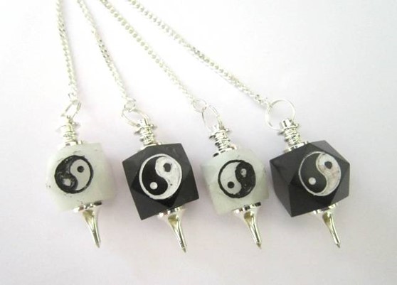 Picture of Black & white ying yang pendulum